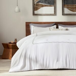 100% polyester embroidered quilt three piece set