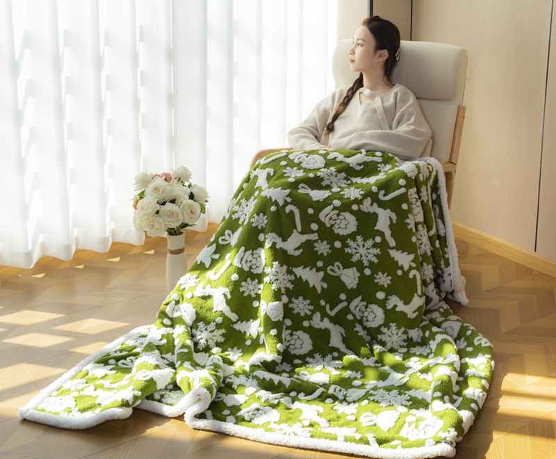 Custom topstitching 100%Polyester Soft Comfortable Jacquard Flannel Fleece Throw Portable Coral Joyous Character