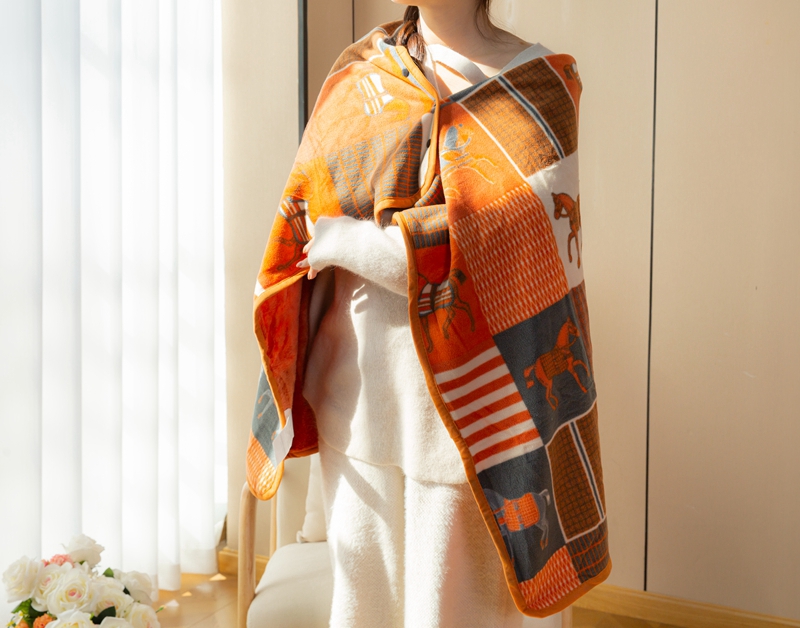 Best-Selling Comfortable and Soft Solid-Color Custom Logo Flannel Blanket for Home Decor and Travel - Image 2