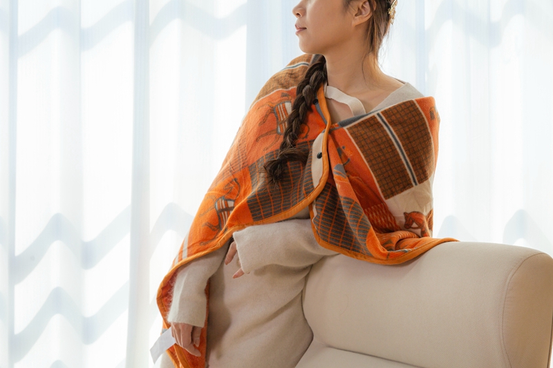 Best-Selling Comfortable and Soft Solid-Color Custom Logo Flannel Blanket for Home Decor and Travel - Image 4