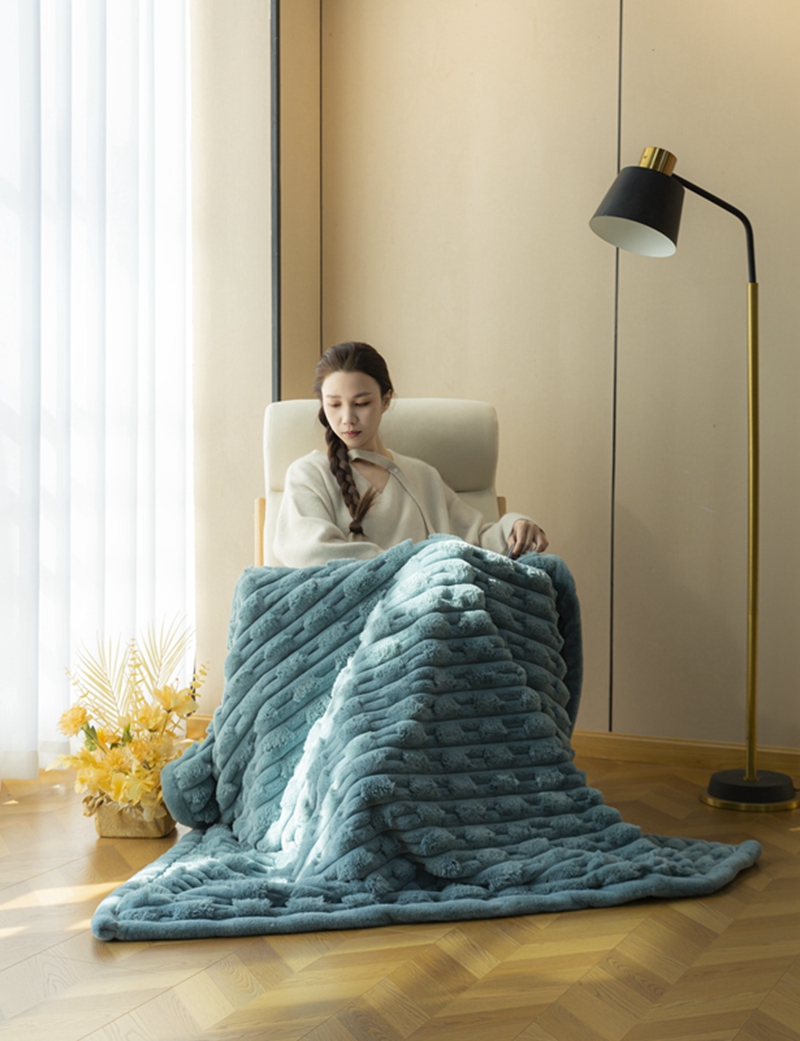 Wholesale Luxury 100% Polyester Rabbit Faux Fur Minky Throw Blankets Modern Style Soft and Warm for Winter - Image 2