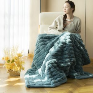 Wholesale Luxury 100% Polyester Rabbit Faux Fur Minky Throw Blankets Modern Style Soft and Warm for Winter