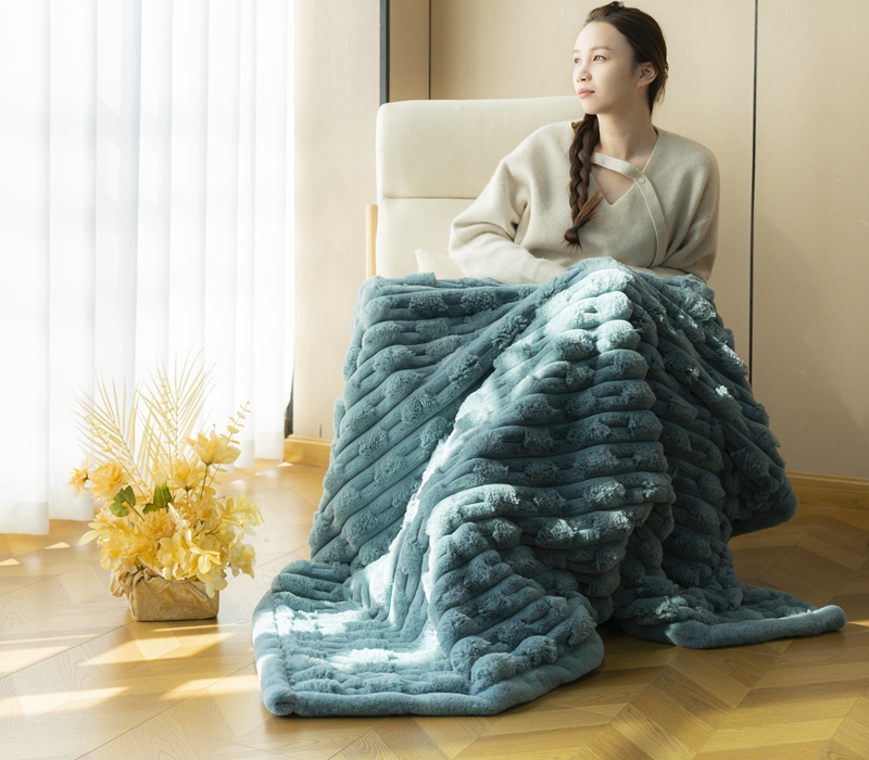 Wholesale Luxury 100% Polyester Rabbit Faux Fur Minky Throw Blankets Modern Style Soft and Warm for Winter