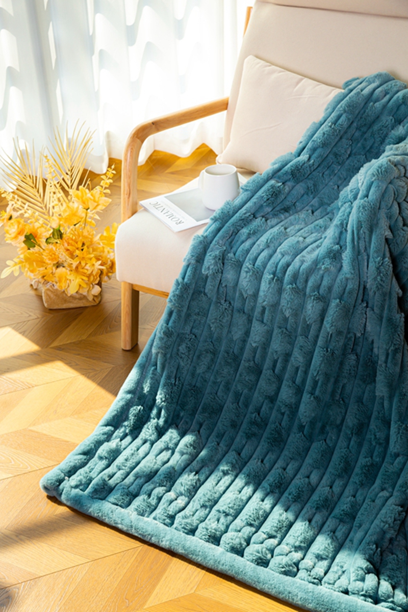 Wholesale Luxury 100% Polyester Rabbit Faux Fur Minky Throw Blankets Modern Style Soft and Warm for Winter - Image 6