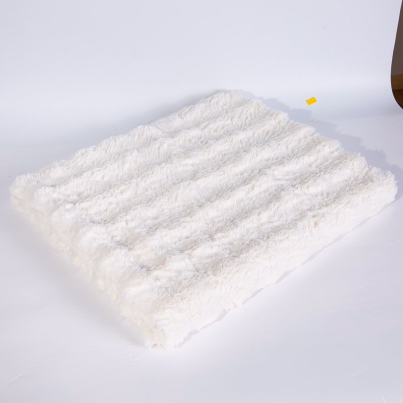 White Milky White Imitation Rabbit Fur Plush Area Rugs, Suitable for Fluffy Carpets in Bedrooms and Living Rooms