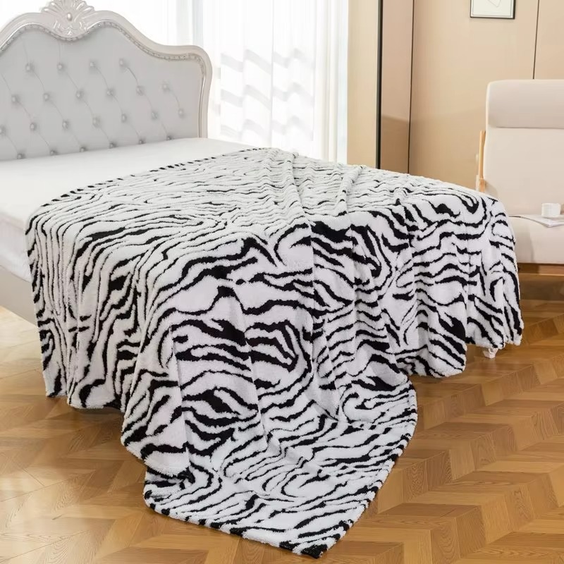 Thickened Winter Cover Flannel Blanket Trifoliage Jacquard Coral Fleece with Print Pattern Gift for Foreign Trade - Image 5